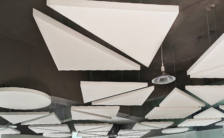 智慧教室有回聲用什么吸音材料？